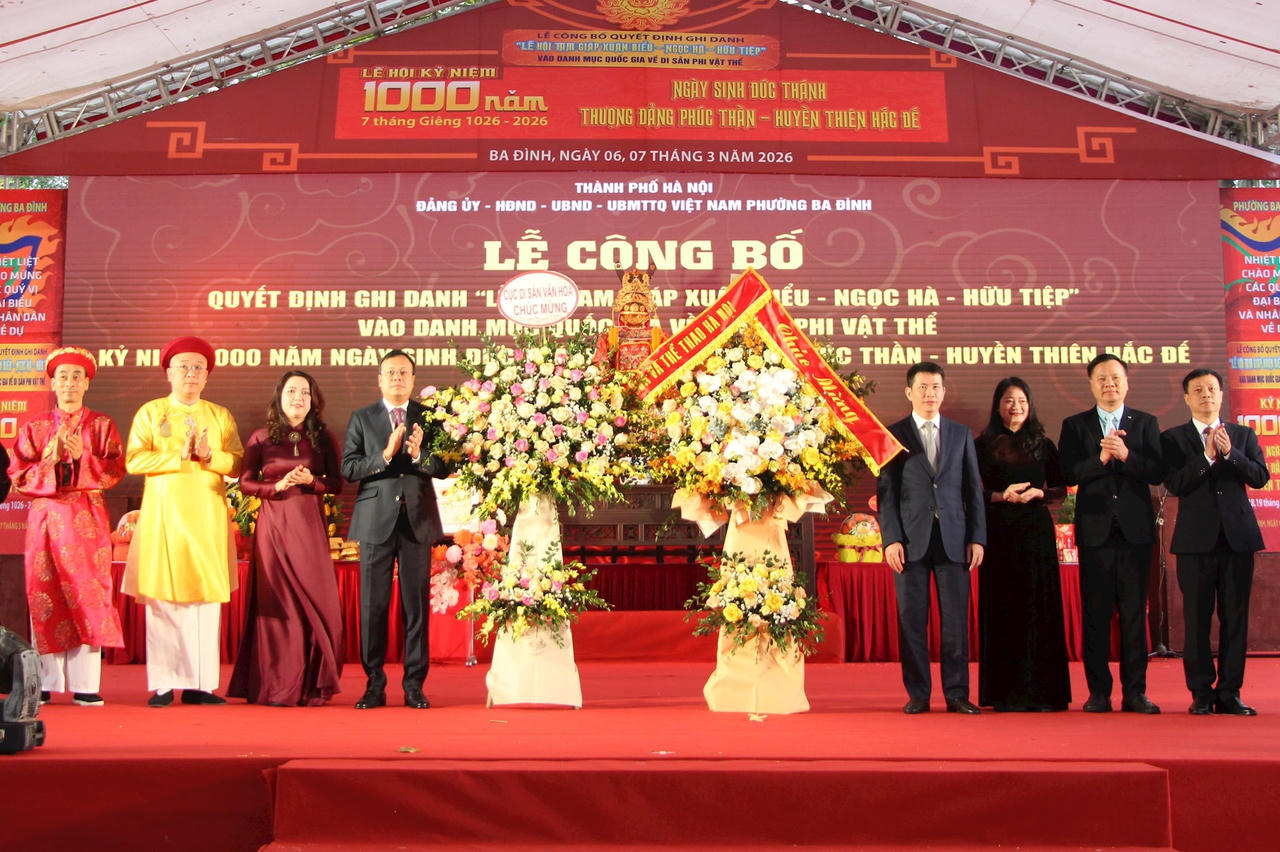 Đại diện Bộ Văn hóa, Thể thao và Du lịch, Sở Văn hóa và Thể thao tặng hoa chúc mừng phường Ba Đình.