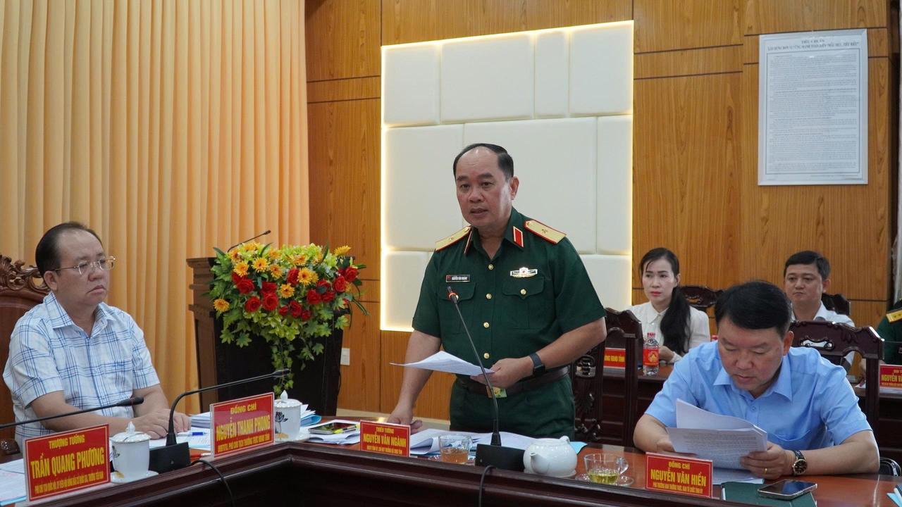 Phó Chủ tịch Quốc hội Trần Quang Phương kiểm tra công tác bầu cử tại An Giang