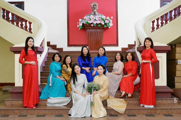 Duyên dáng tà áo dài phụ nữ  Bộ Tư pháp 