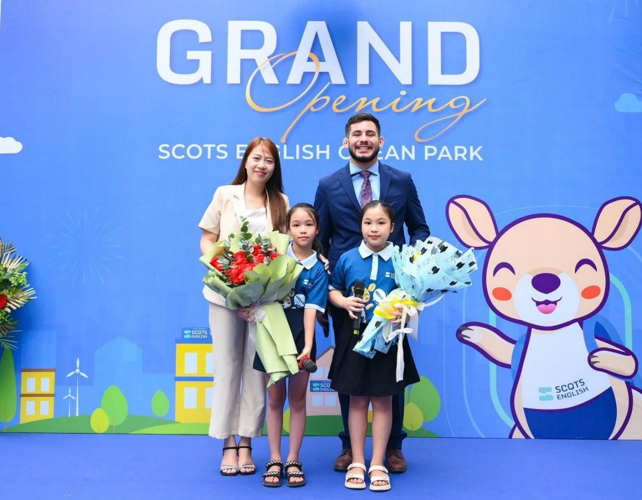 Chị Nguyễn Thị Bích - Giám đốc Vùng, cùng giáo viên nước ngoài tại sự kiện Scots English Ocean Park.