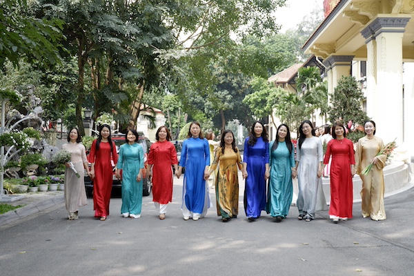 Duyên dáng tà áo dài phụ nữ  Bộ Tư pháp 