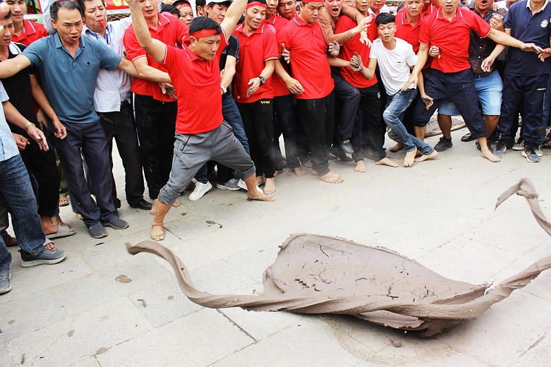 Trong tiếng trống hội rộn ràng, các đội pháo đã mang đến những màn trình diễn kỹ thuật điêu luyện, tái hiện sinh động nét đẹp của trò chơi dân gian lâu đời.