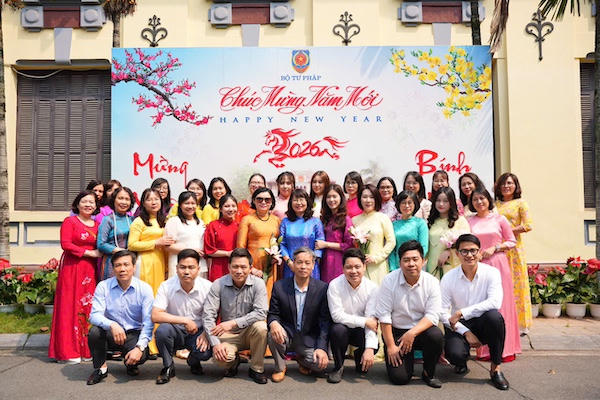 Duyên dáng tà áo dài phụ nữ  Bộ Tư pháp 