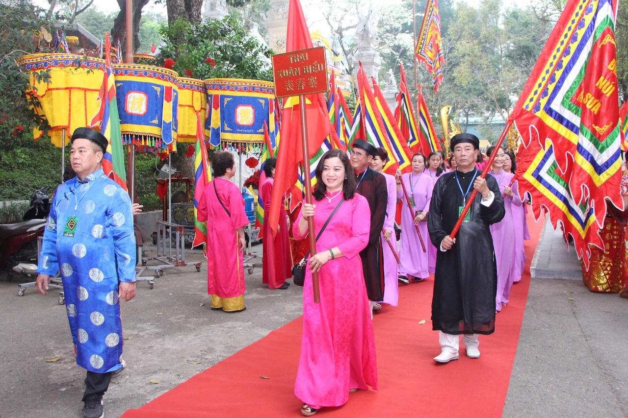 Rước lễ vật của Trại Xuân Biểu cung tiến.