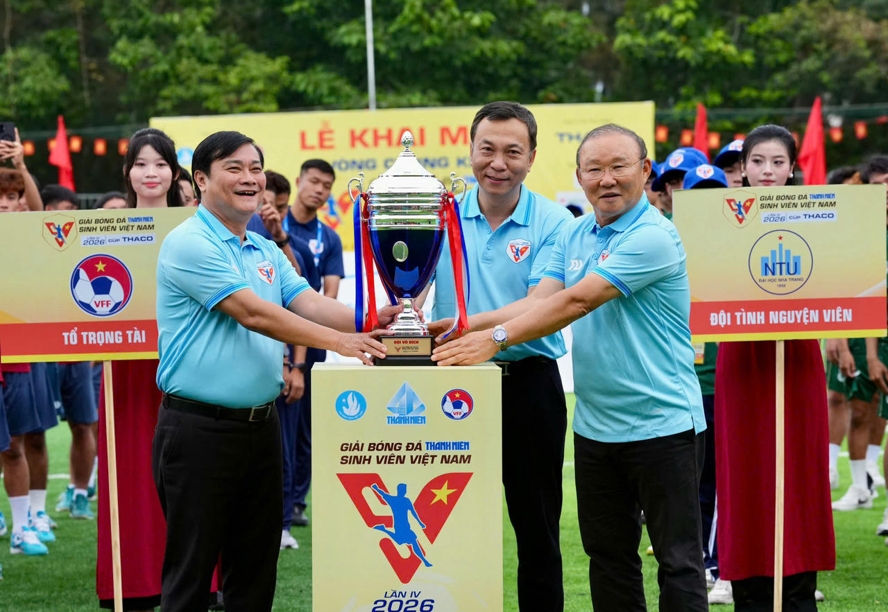 Ông Trần Quốc Tuấn, Ủy viên thường vụ Liên đoàn bóng đá Châu Á, Chủ tịch Liên đoàn bóng đá Việt Nam; ông Nguyễn Ngọc Toàn, Tổng Biên tập Báo Thanh Niên, Trưởng Ban Tổ chức giải đấu; ông Park Hang-seo, nguyên Huấn luyện viên trưởng đội tuyển Việt Nam cùng giới thiệu chiếc Cúp vô địch.