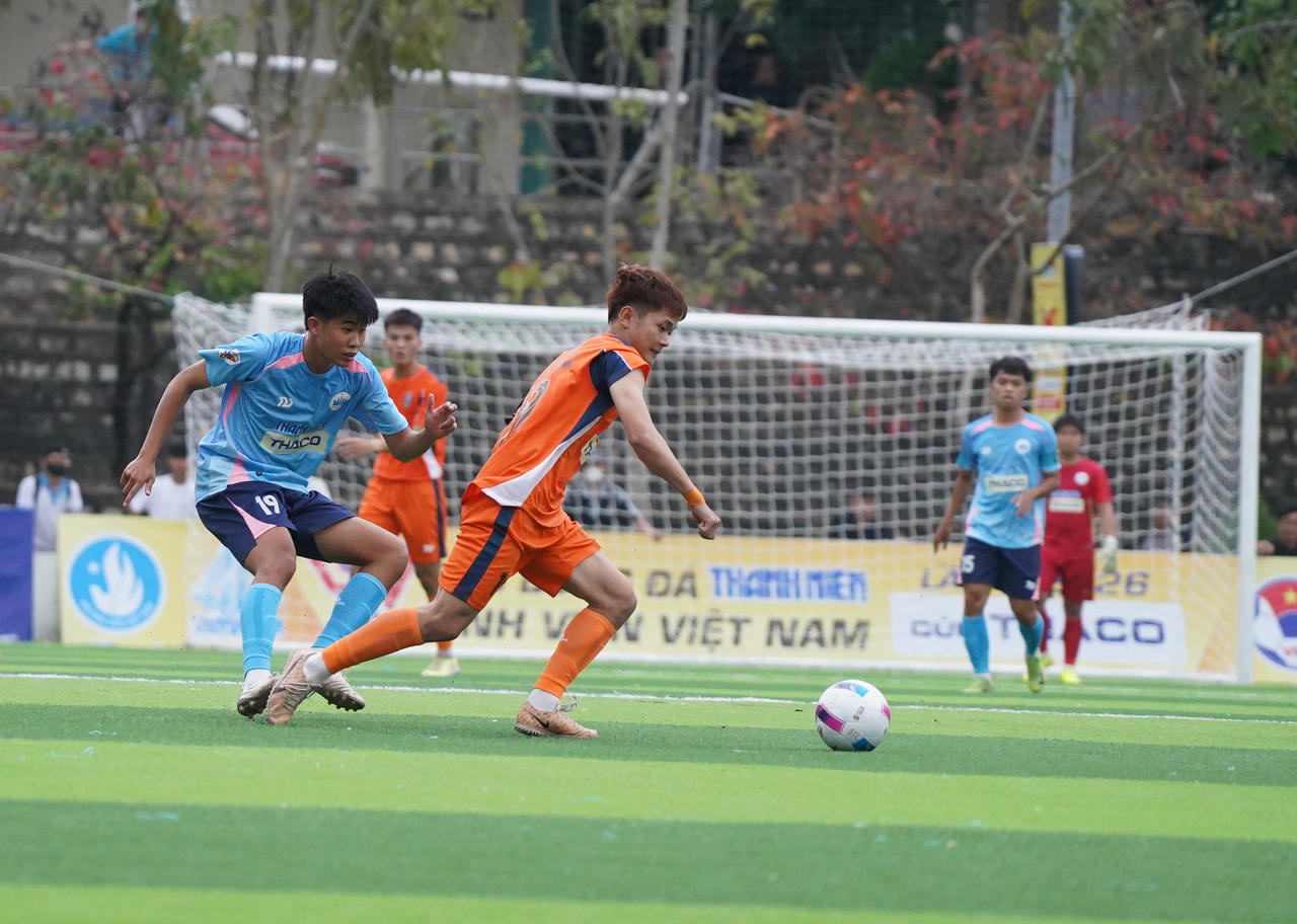 Trận đấu khai mạc giữa chủ nhà Trường ĐH Nha Trang và đội Trường CĐ FPT Polytechnic.