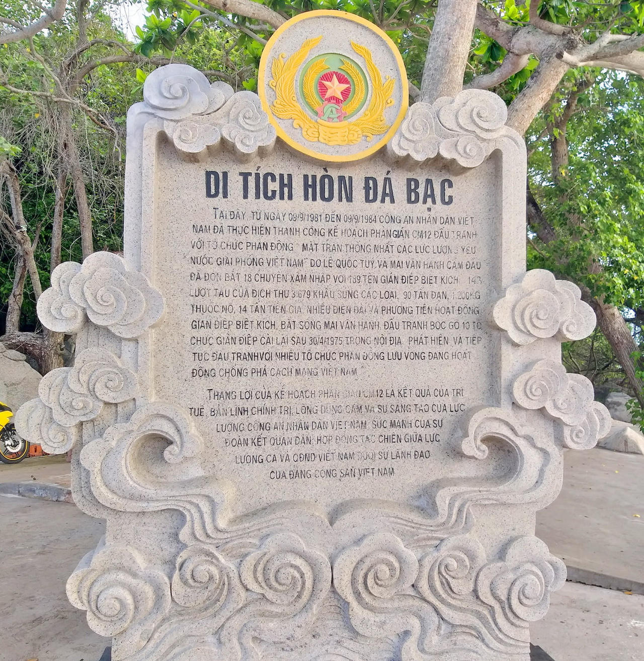 Khu di tích lịch sử quốc gia Hòn Đá Bạc (xã Đá Bạc, tỉnh Cà Mau).