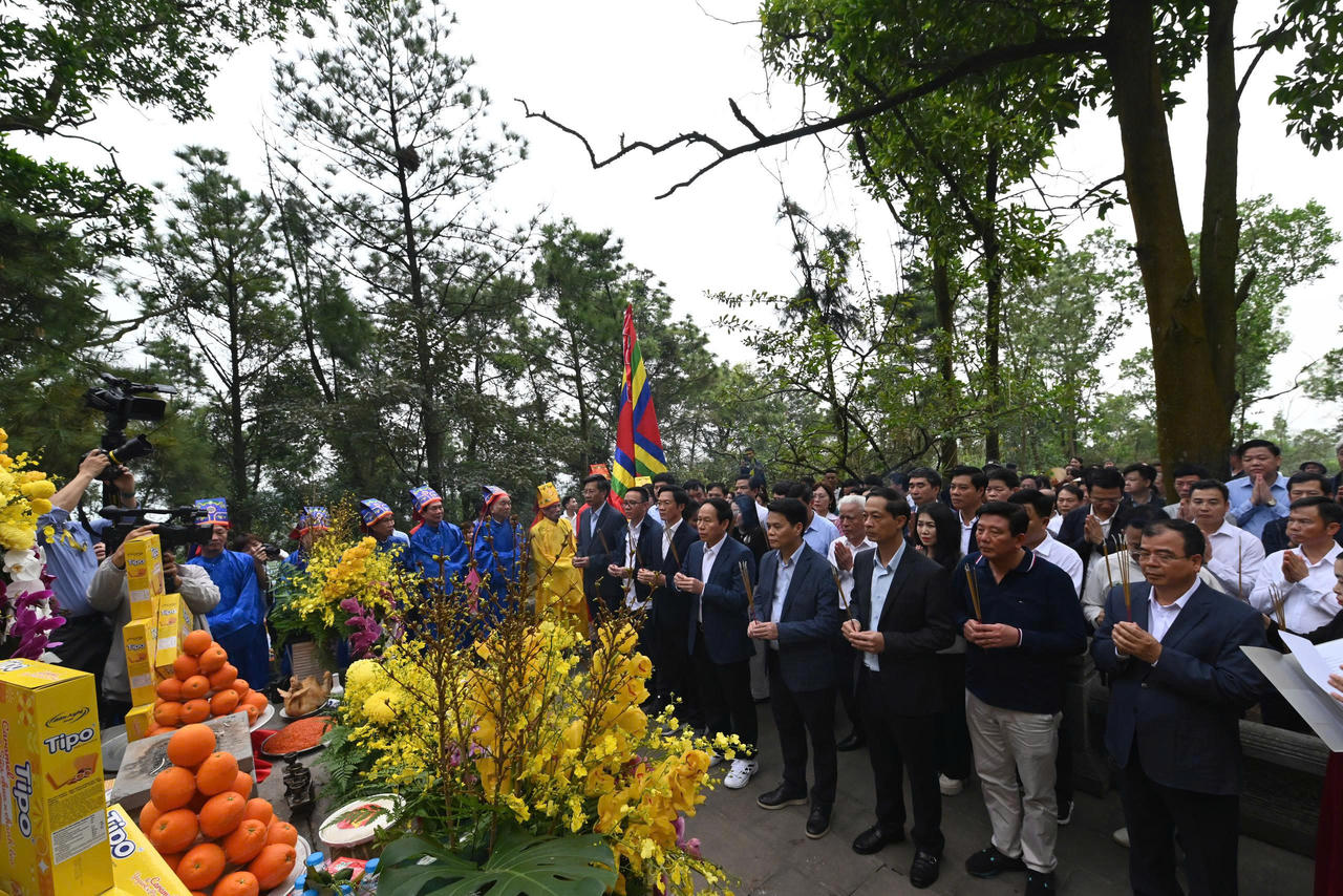 Các lãnh đạo Thành uỷ, UBND Thành phố Hải Phòng thực hiện nghi lễ.