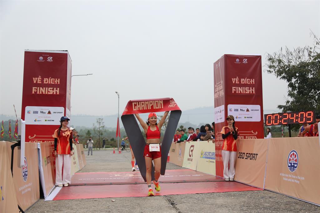  Vận động viên Phạm Thị Bạn giành giải nhất nữ ở đích cự ly 5km.