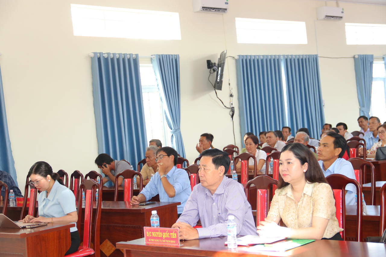 Đại diện Ủy ban MTTTQ Việt Nam tỉnh, lãnh đạo xã Khánh Bình cùng các cử tri tham dự Hội nghị.