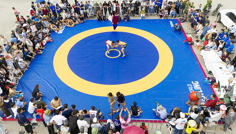 Các trận đấu đầu tiên đã diễn ra trong không khí hào hứng, thu hút đông đảo người dân và du khách đến xem, cổ vũ.&nbsp;