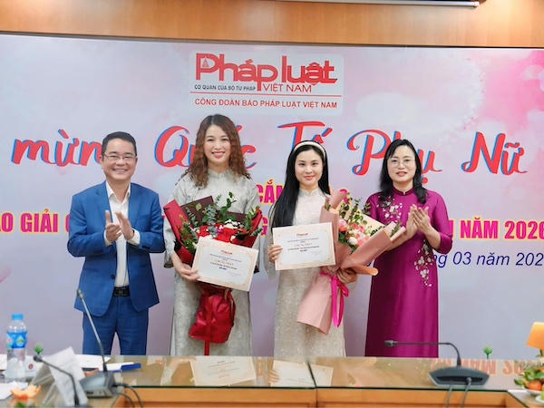 Tổng Biên tập Báo Pháp luật Việt Nam Vũ Hoài Nam; Phó Tổng Biên tập Báo Pháp luật Việt Nam Vũ Hồng Thúy trao giải Nhất cho 02 thí sinh đạt giải “Duyên dáng Pháp luật Việt Nam 2026".