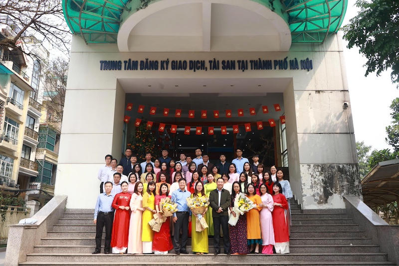 Duyên dáng tà áo dài phụ nữ  Bộ Tư pháp 