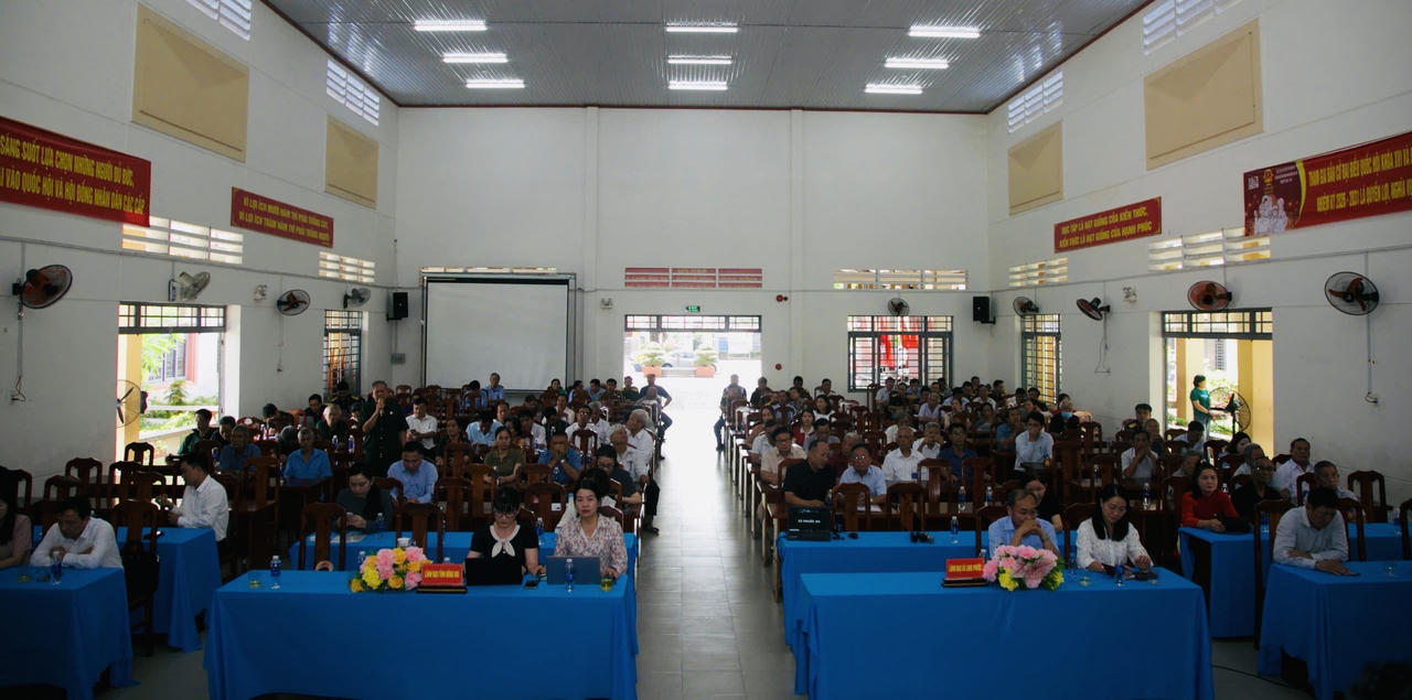 Đông đảo cử tri tham gia hội nghị lắng nghe các ứng cử viên Đại biểu Quốc hội nhiệm kỳ 2026 – 2031 và Hội đồng nhân dân tỉnh Đồng Nai nhiệm kỳ 2026 - 2031 trình bày chương trình hành động.