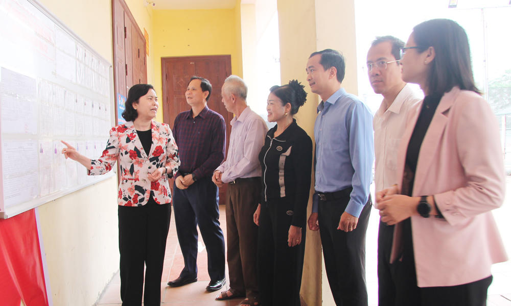 &nbsp;Bà Trần Thị Hằng, Phó Chủ tịch Thường trực HĐND tỉnh Bắc Ninh kiểm tra nơi niêm yết danh sách các ứng cử viên tại thôn Toàn Mỹ.