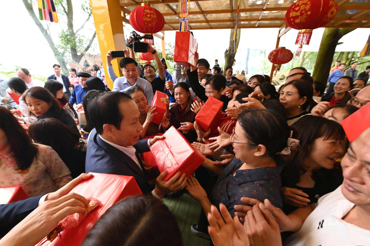 Ông Lê Tiến Châu, Bí thư Thành uỷ thành phố Hải Phòng phát ngũ cốc cho đại biểu các sở, ban, ngành, Nhân dân và du khách thập phương.