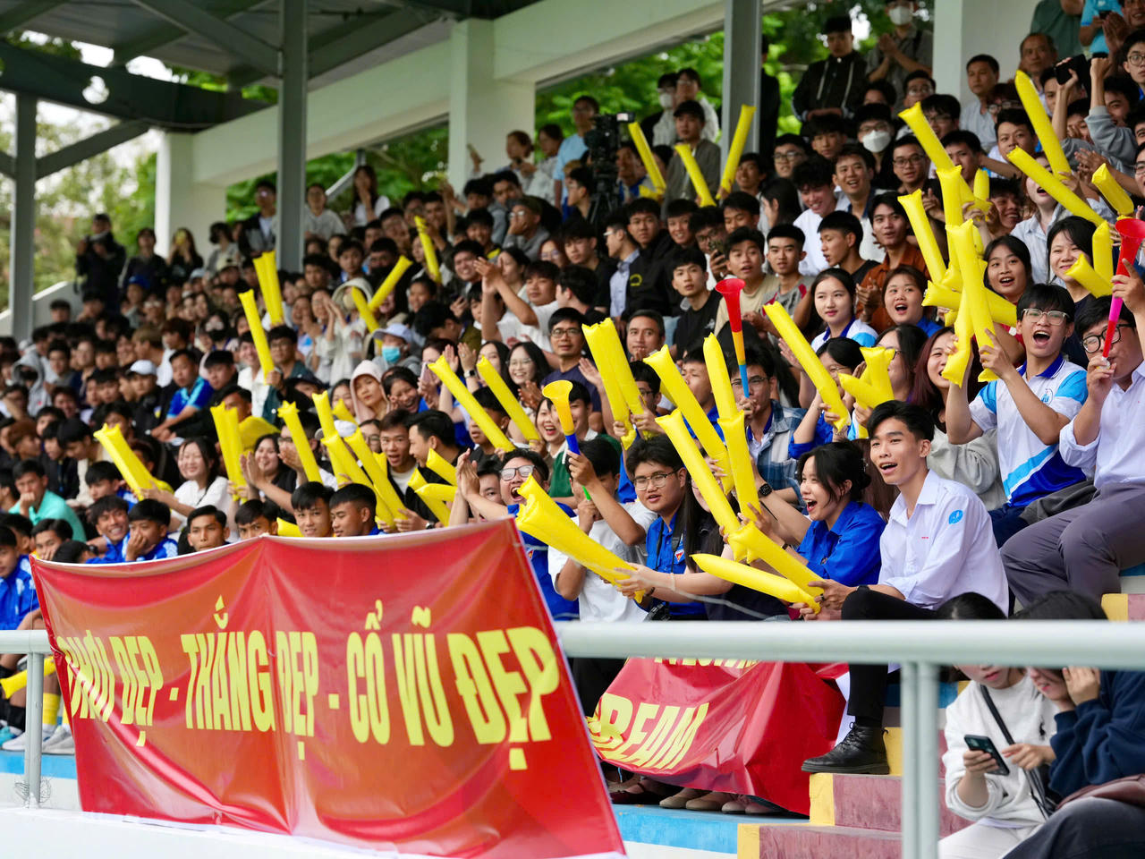 Hàng nghìn bạn sinh viên đến theo dõi lễ khai mạc.