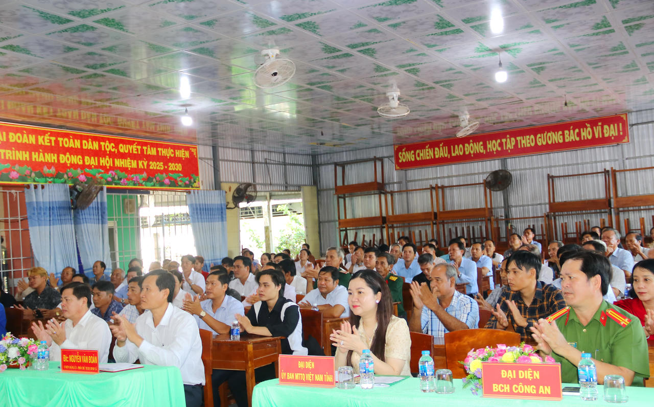 Đại diện Ủy ban MTTTQ Việt Nam tỉnh, lãnh đạo xã Đá Bạc cùng các cử tri tham dự Hội nghị.