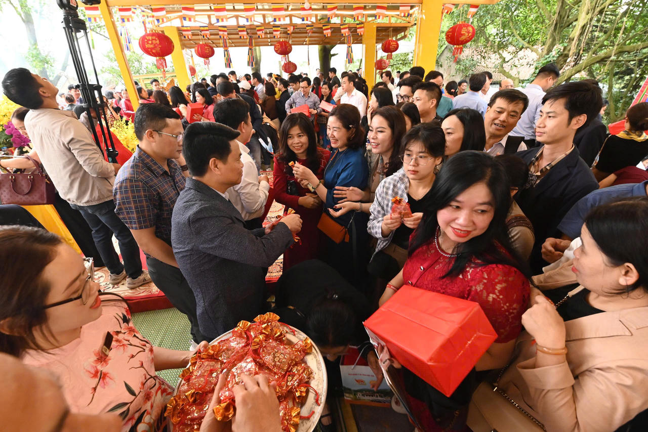 Ông Lê Ngọc Châu, Chủ tịch UBND thành phố Hải Phòng phát ngũ cốc cho đại biểu các sở, ban, ngành, Nhân dân và du khách thập phương.