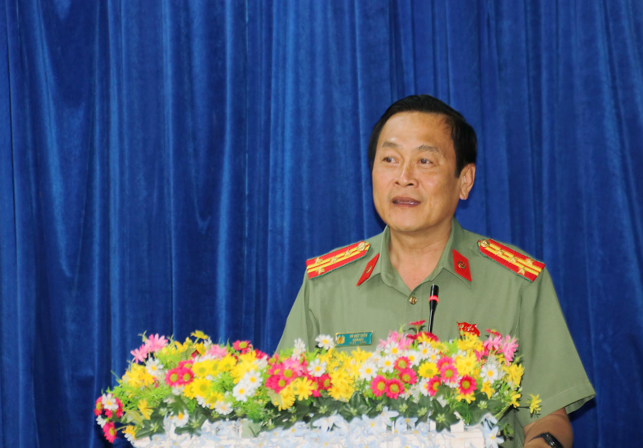 Thay mặt các ứng cử viên ĐBQH khóa XVI, Đại tá Hồ Việt Triều nghiêm túc tiếp thu, ghi nhận đầy đủ các ý kiến, kiến nghị của cử tri.