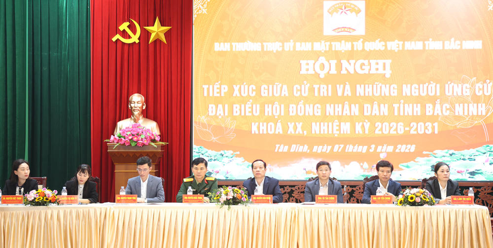 Các ứng cử viên tại buổi tiếp xúc với cử tri xã Tân Dĩnh.