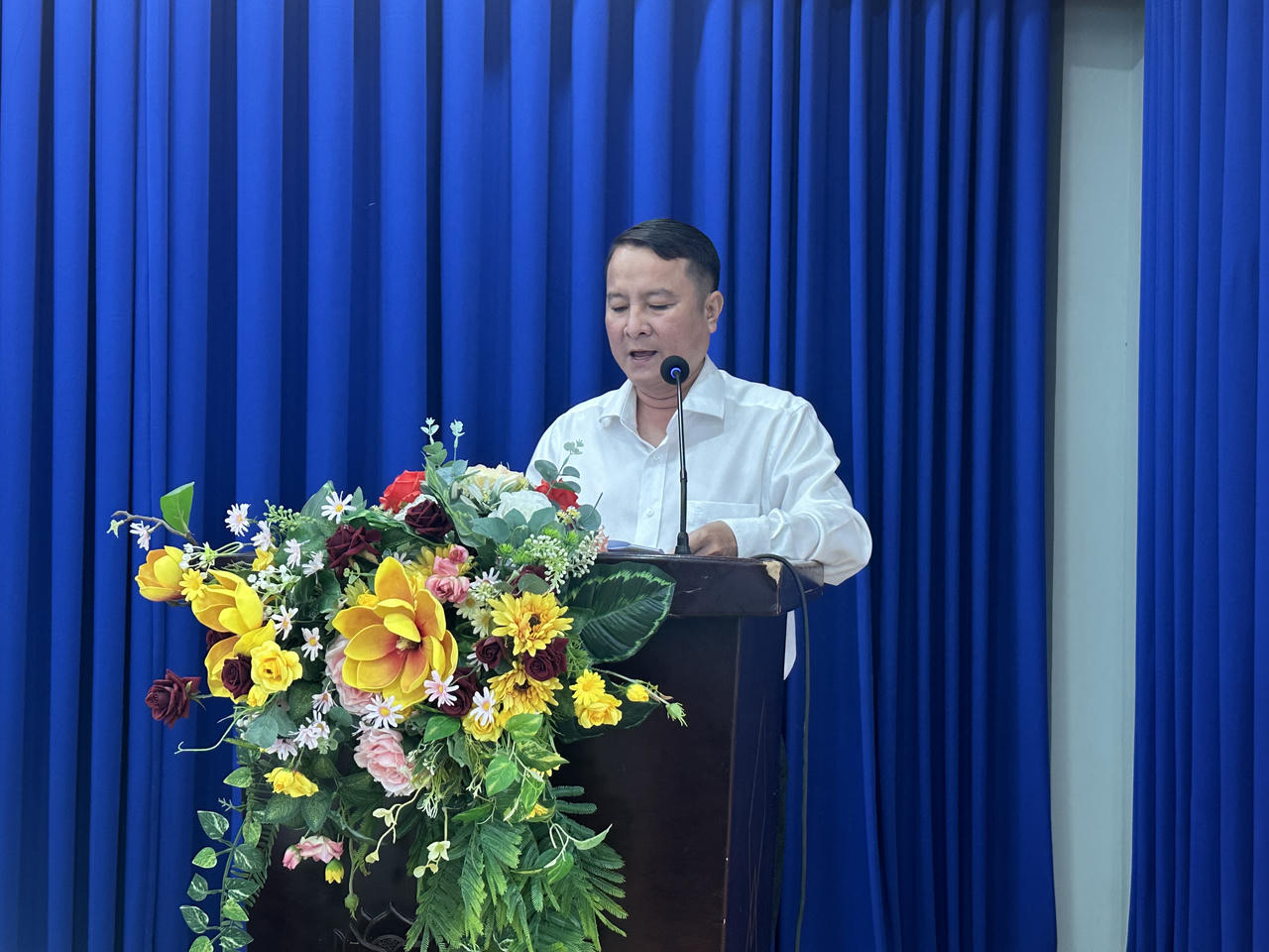 Ông Nguyễn Văn Phương - Chủ tịch MTTQVN phường Tân Thuận chủ trì buổi tiếp xúc cử tri&nbsp;