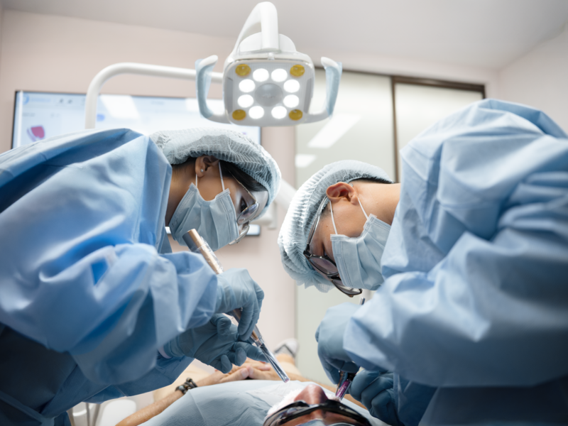 Chuyên môn lâm sàng giữ vai trò trung tâm trong việc cá thể hóa và tối ưu kết quả điều trị. Ảnh DN