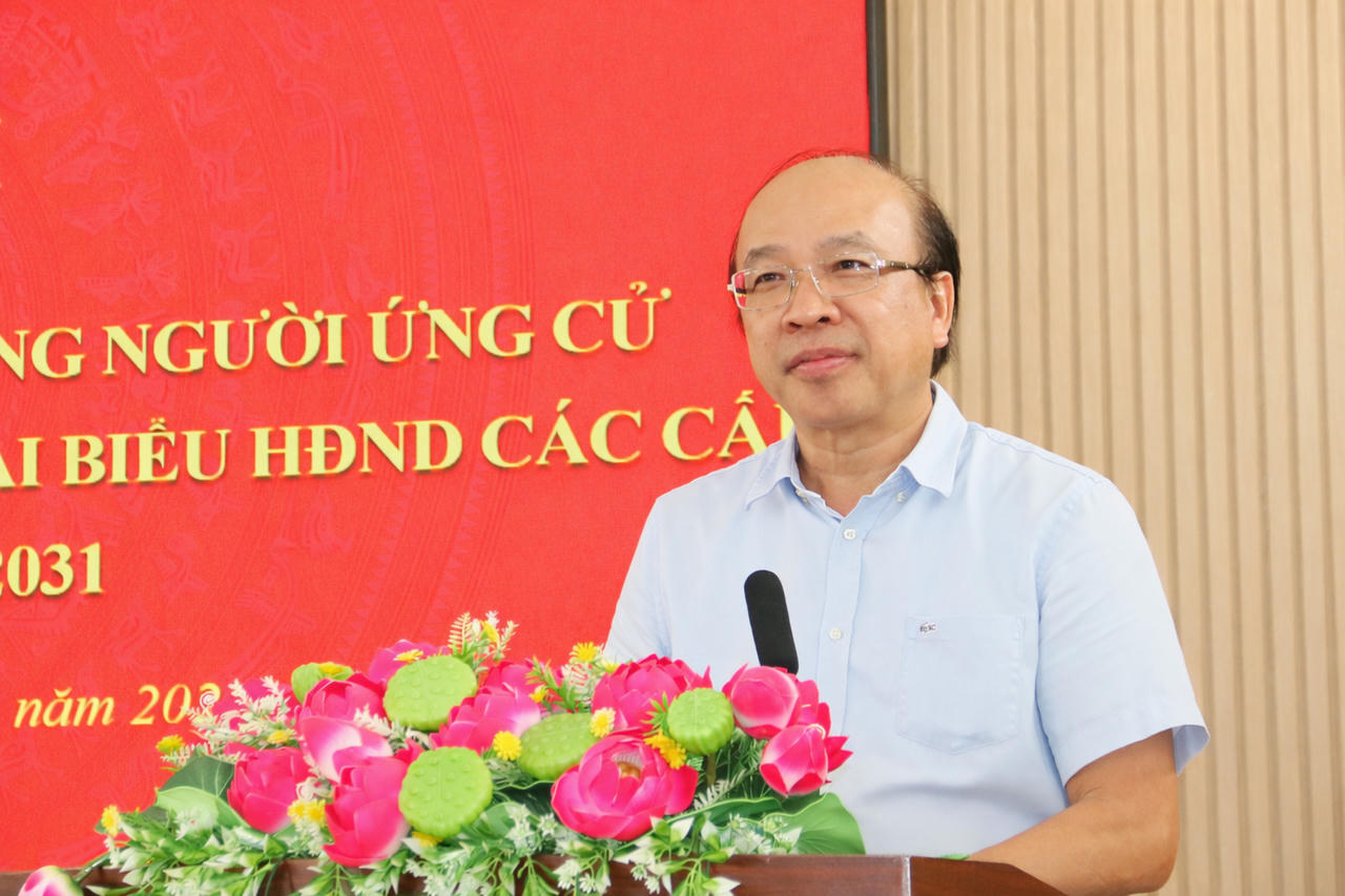 Thứ trưởng Bộ Tư pháp Phan Chí Hiếu nhấn mạnh, tiếp xúc cử tri có ý nghĩa đặc biệt quan trọng, không chỉ là dịp để các ứng cử viên trình bày chương trình hành động mà còn là cơ hội lắng nghe tâm tư, nguyện vọng của Nhân dân, qua đó nâng cao trách nhiệm của người đại biểu dân cử.