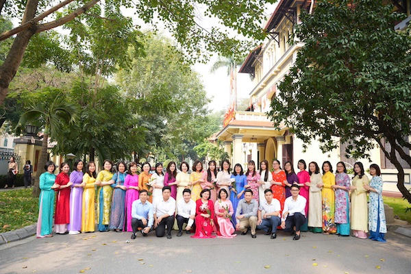 Duyên dáng tà áo dài phụ nữ  Bộ Tư pháp 