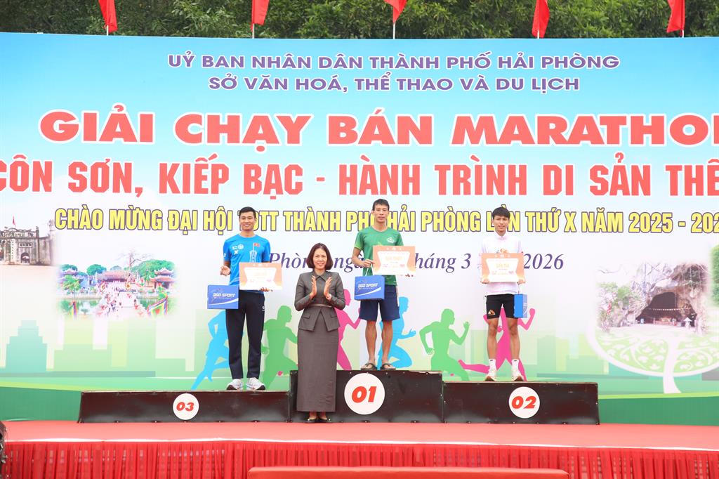  Bà Phạm Thị Tô Trang, Phó Giám đốc Sở Văn hóa, Thể thao và Du lịch thành phố Hải Phòng trao giải cho các vận động viên đạt thành tích.