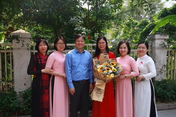 Duyên dáng tà áo dài phụ nữ  Bộ Tư pháp 