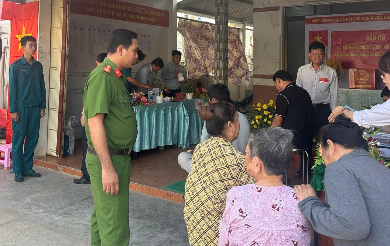 Lực lượng Công an luôn túc trực đảm bảo an toàn tại các điểm bỏ phiếu trên đảo.