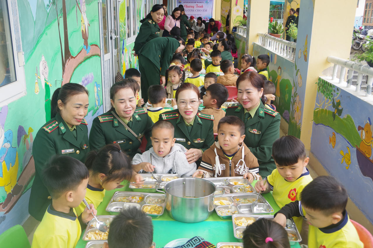 Hội Phụ nữ BĐBP Quảng Trị mang 'Bữa cơm cho em' đến học sinh vùng biên