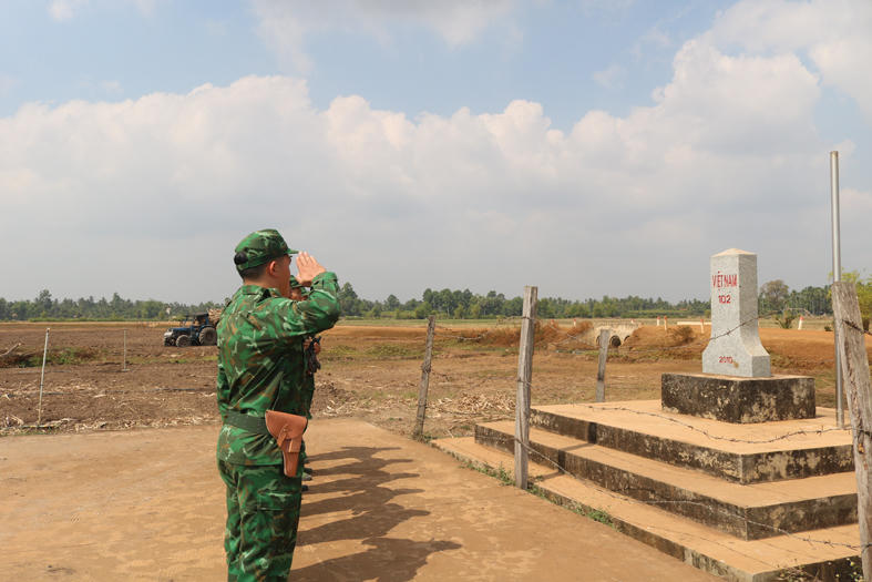 Chiến sĩ Biên phòng chào cột mốc