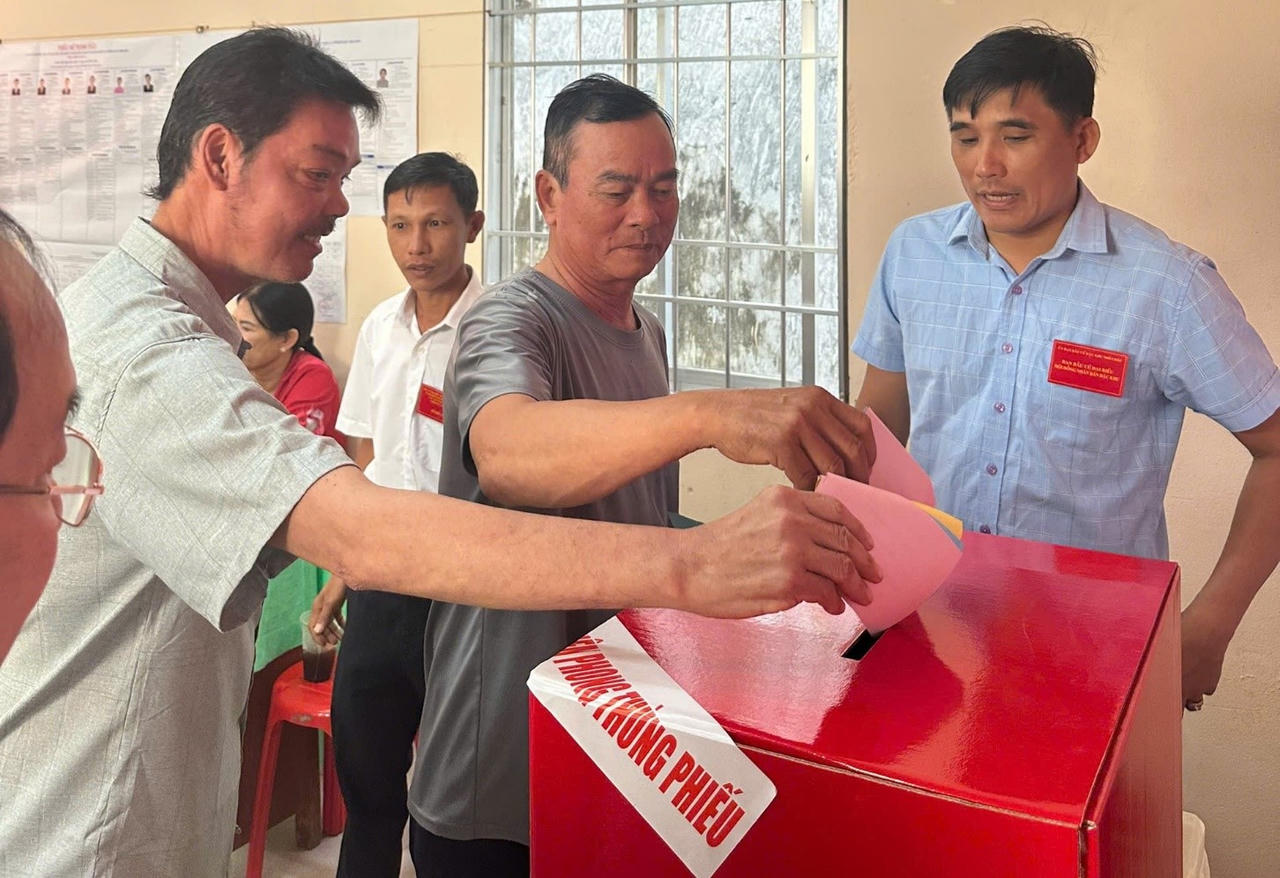 Người dân hăng hái, phấn khởi được thực hiện quyền công dân của mình thông qua lá phiếu.