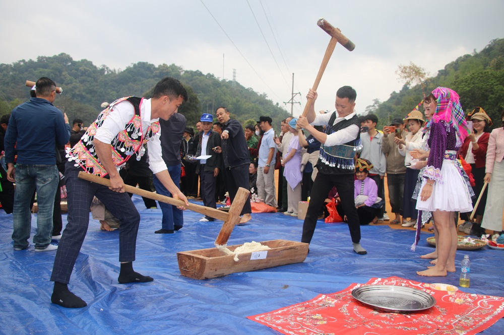 Phần thi giã bánh dày tại Lễ hội Hoa Ban Điện Biên tôn vinh nét văn hóa ẩm thực đặc sắc của người Mông, tượng trưng cho sự thủy chung, tình yêu đôi lứa và sự giao hòa giữa Mặt Trăng - Mặt Trời. Đây là hoạt động mang ý nghĩa tâm linh, thể hiện lòng biết ơn tổ tiên, cầu mong mùa màng bội thu và tạo không khí vui tươi, kết nối cộng đồng.