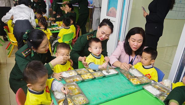 Hội Phụ nữ BĐBP Quảng Trị mang 'Bữa cơm cho em' đến học sinh vùng biên