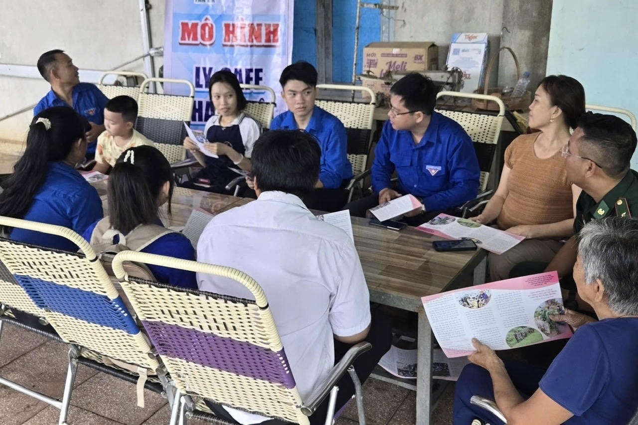 Cán bộ, chiến sỹ Đồn Biên phòng Tân Hà đang tuyên truyền pháp luật cho người dân thông qua mô hình ly cà phê pháp luật.