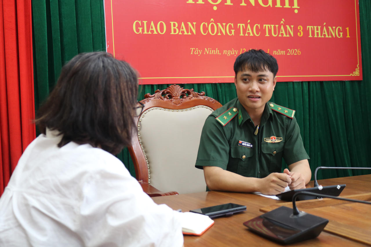 Thượng úy Nguyễn Quang Sơn – một người trực tiếp được giao nhiệm vụ cập nhật Fanpage chia sẻ: fanpage của đơn vị không chỉ là nơi đăng tải hoạt động mà còn là “đường dây mềm” để người dân gửi tin báo.