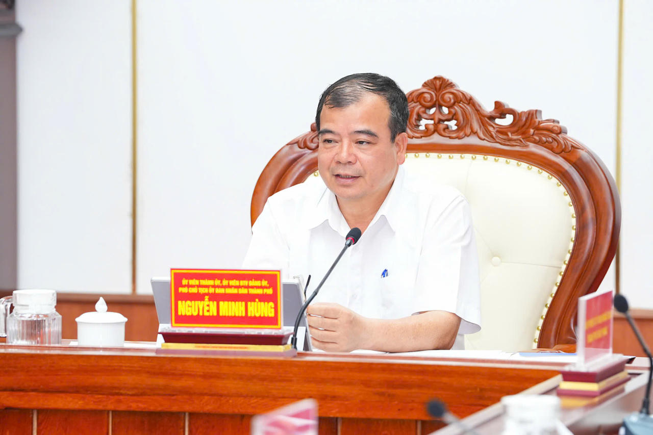 Phó Chủ tịch UBND thành phố Nguyễn Minh Hùng phát biểu kết luận cuộc họp.