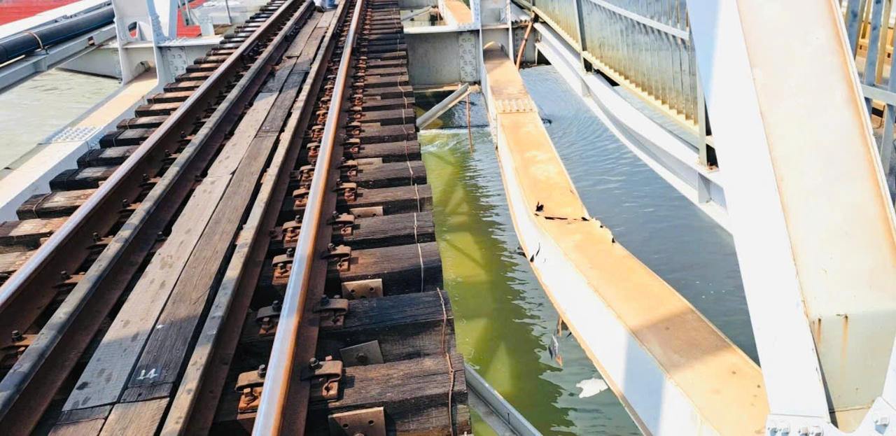 Đường ray trên cầu Ghềnh bị xô lệch sau vụ sà lan va chạm.