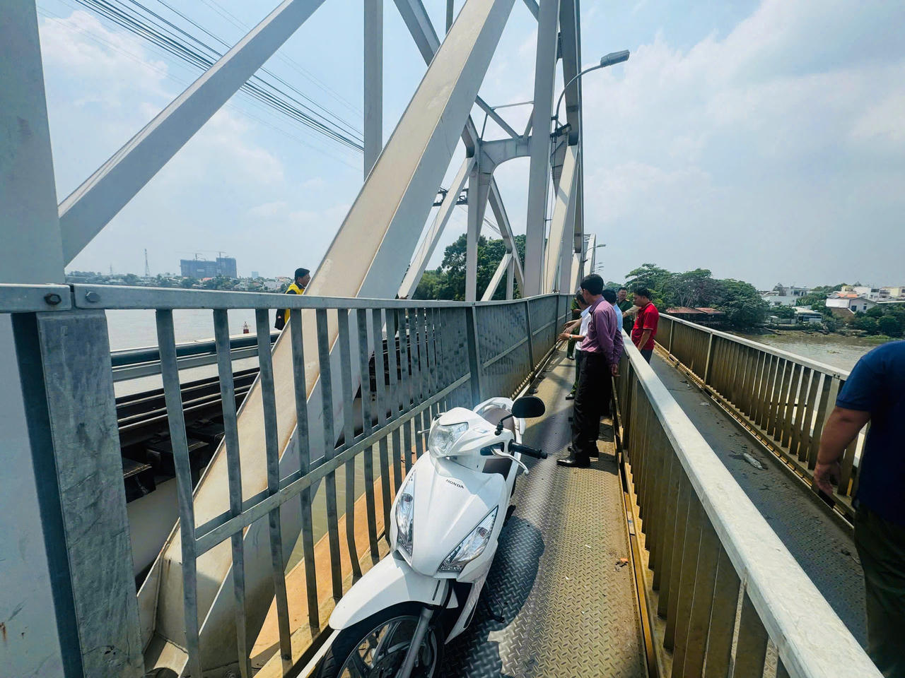 Lực lượng chức năng kiểm tra hiện trường sau sự cố sà lan va vào cầu Ghềnh.