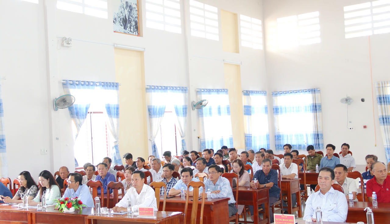 Đại diện Ủy ban MTTTQ Việt Nam tỉnh, lãnh đạo xã Phú Tân cùng các cử tri tham dự Hội nghị.