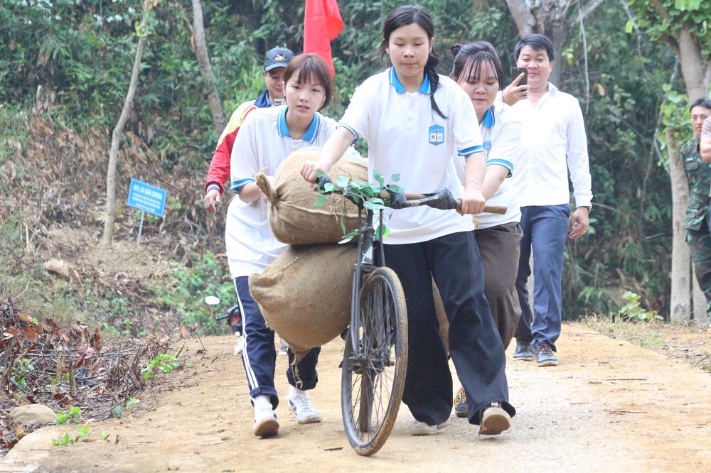 Phần thi đẩy xe đạp thồ tại Lễ hội Hoa Ban Điện Biên tái hiện hình ảnh "vũ khí đặc biệt" trong chiến dịch Điện Biên Phủ 1954, tôn vinh ý chí, sự hy sinh của thế hệ trước. Đây là hoạt động giáo dục truyền thống, tri ân dân công hỏa tuyến, đồng thời rèn luyện thể lực và kết nối thế hệ trẻ với lịch sử hào hùng của dân tộc.