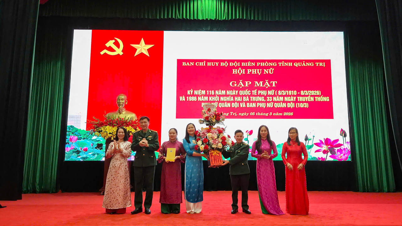 Lãnh đạo Ban Chỉ huy BĐBP tỉnh Quảng Trị tặng hoa chúc mừng tại buổi tọa đàm kỷ niệm Ngày Quốc tế Phụ nữ 8/3.