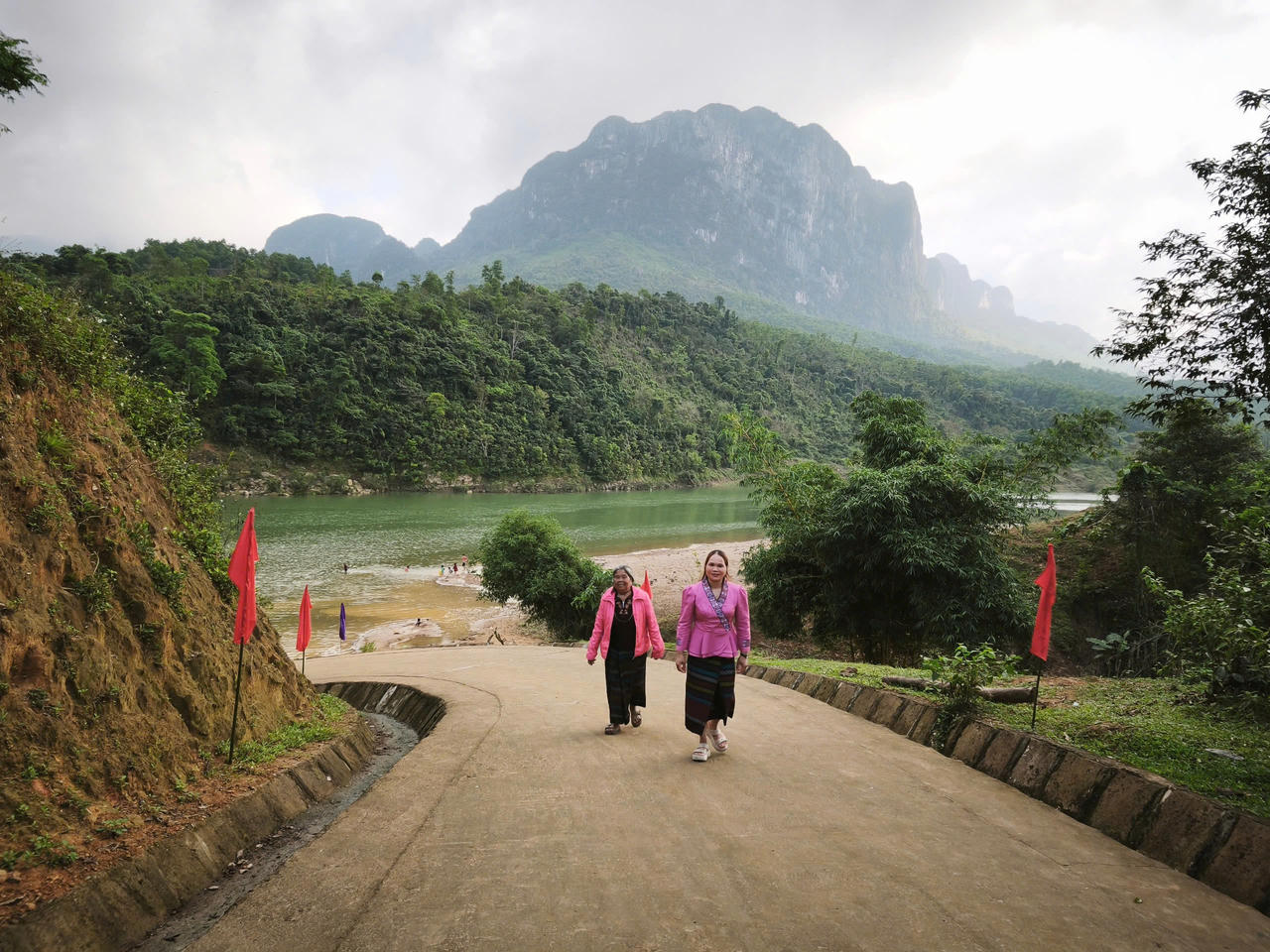 Cử tri đồng bào Bru-Vân Kiều vượt đường núi đến điểm bỏ phiếu sớm giữa đại ngàn Trường Sơn.