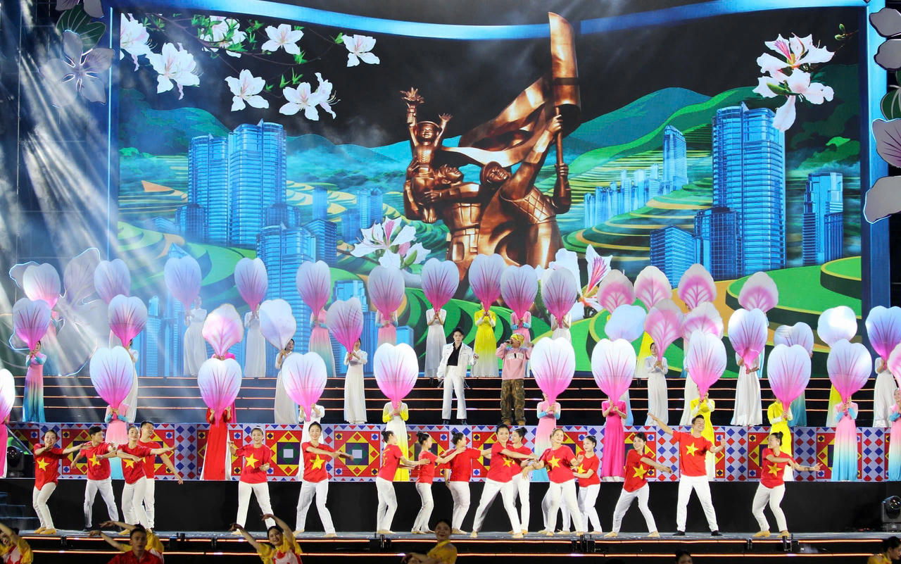 Các tiết mục văn nghệ đã để lại ấn tượng sâu sắc trong lòng người dân và du khách.