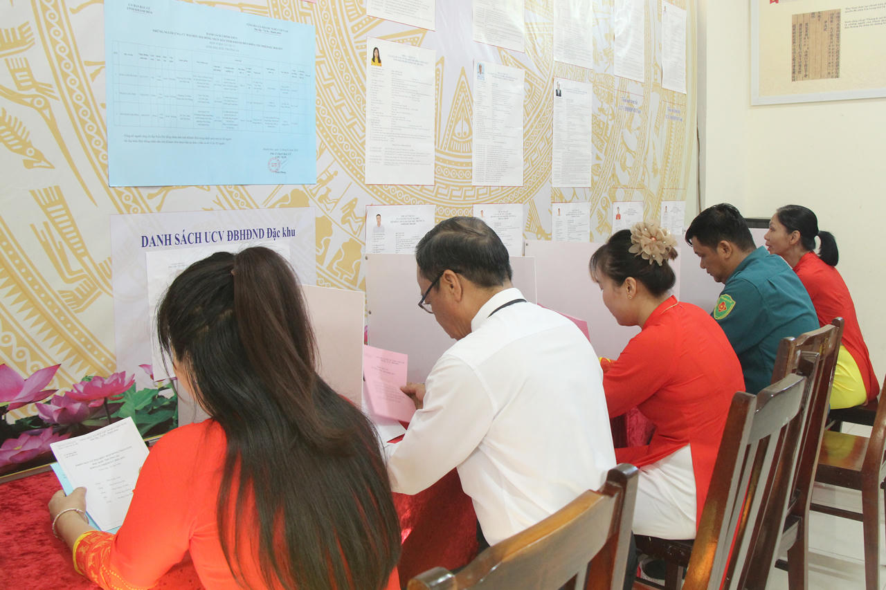 Cử tri nhận phiếu bầu và thực hiện lựa chọn đại biểu ưu tú.