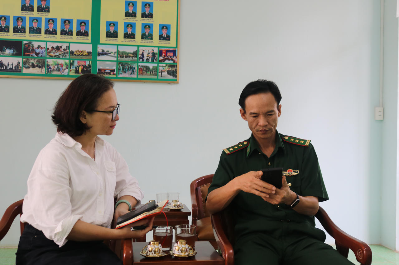 Thượng tá Phạm Văn Xá - Chính trị viên Đồn Biên phòng Cửa khẩu Quốc tế Xa Mát (Tây Ninh) giới thiệu về fanpage dần trở thành kênh thông tin quan trọng đối với người dân cho phóng viên Báo Pháp luật Việt Nam.