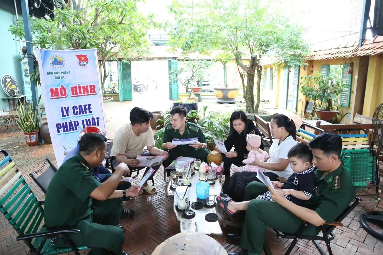 Cán bộ, chiến sỹ Đồn Biên phòng Tân Hà đang tuyên truyền pháp luật cho người dân thông qua mô hình ly cà phê pháp luật.